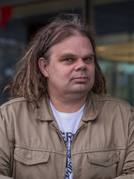 Poträttbild av Lars Mikael Raattamaa