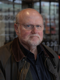 Poträttbild av Ola Larsmo